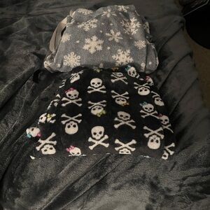 Bobbie Brooks Black Skull and gray/white snowflake Pajama pants. 😴💤💤